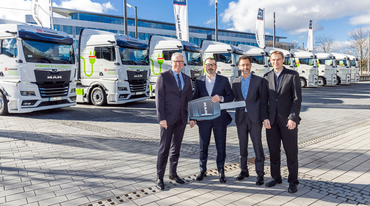 MAN eTGX, Übergabe von 10 Fahrzeugen an DB Schenker