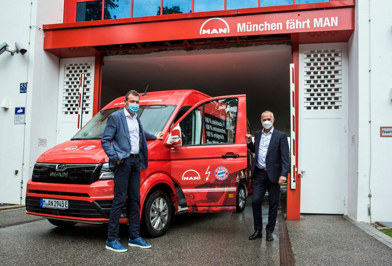 MAN TGE-e, MAN Ceo Göran Nyberg übergibt den e-Bus an Alexander Jung des FC Bayern München, am FCB Headquarter Saebener Str