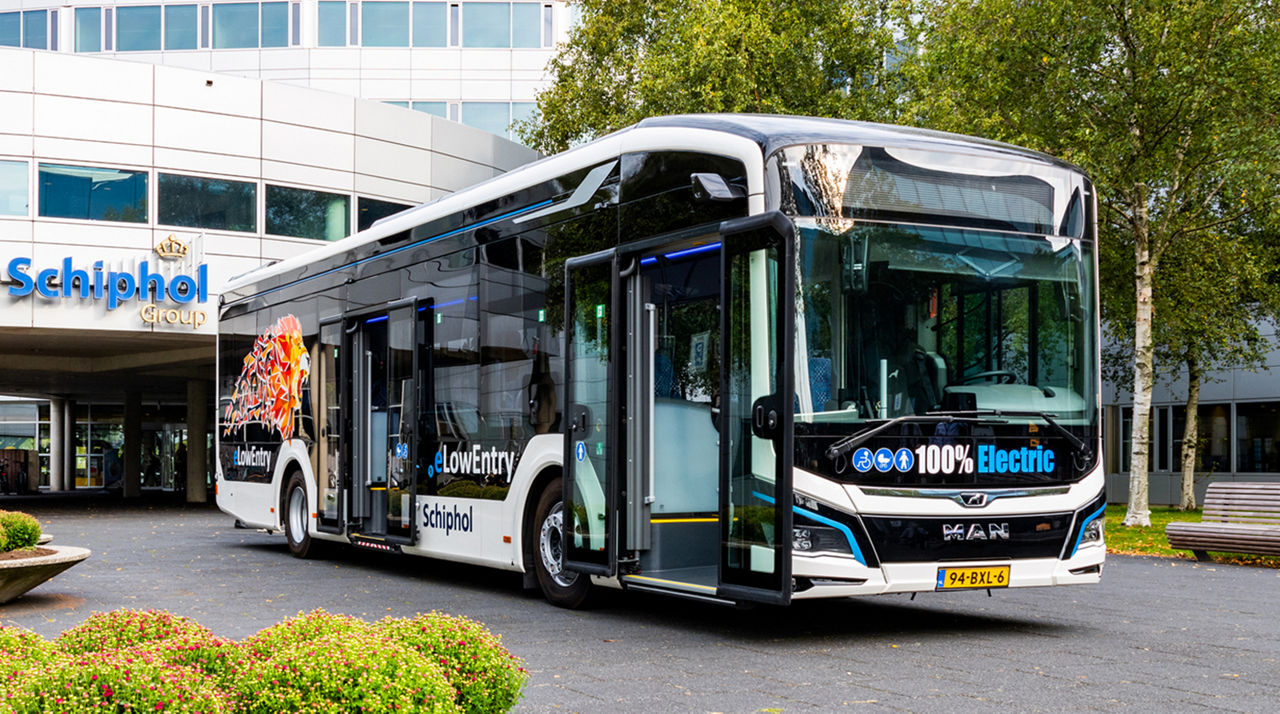 01-Flotila-e-busov-MAN-pre-Schiphol.jpg