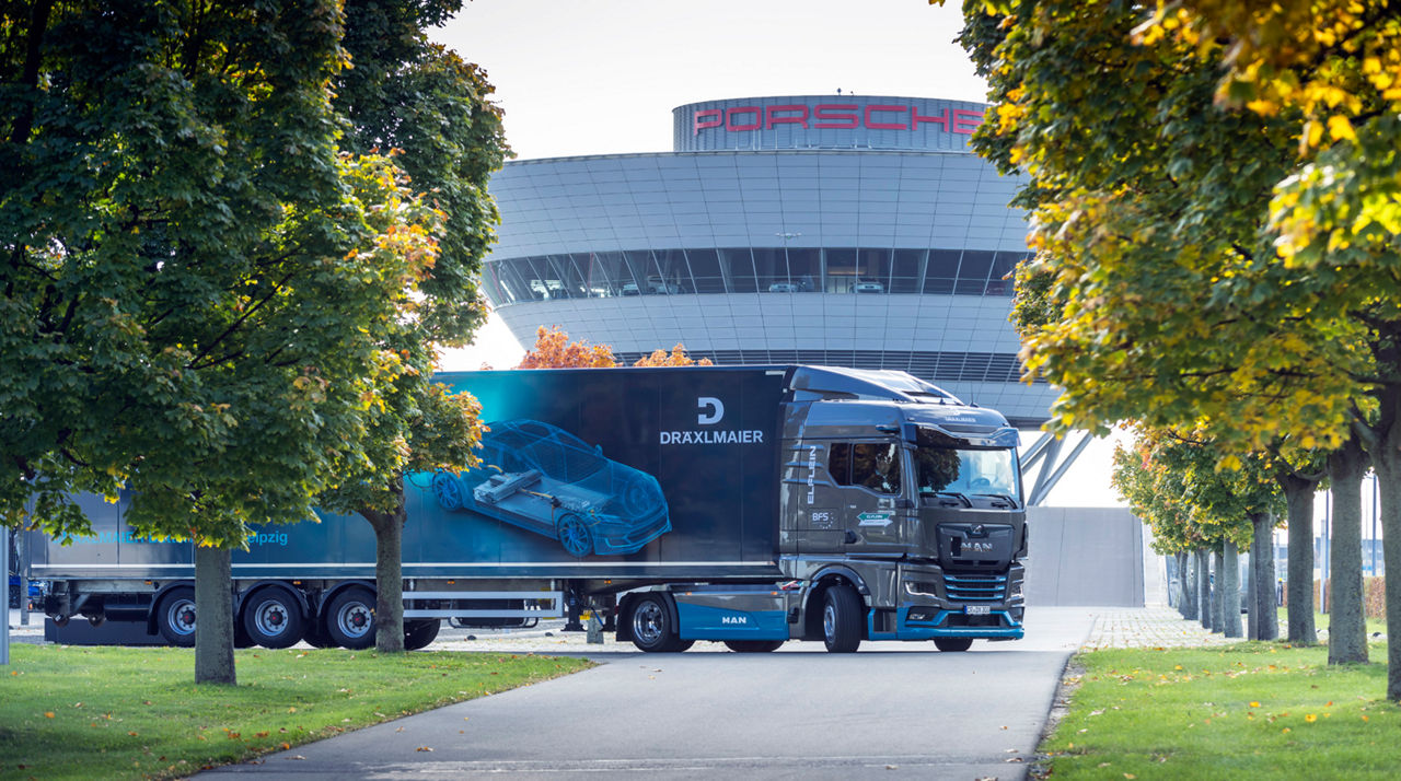 MAN eTGX in Leipzig, Fahrzeug-Übergabe vom Kunden Draexlmaier zu Porsche