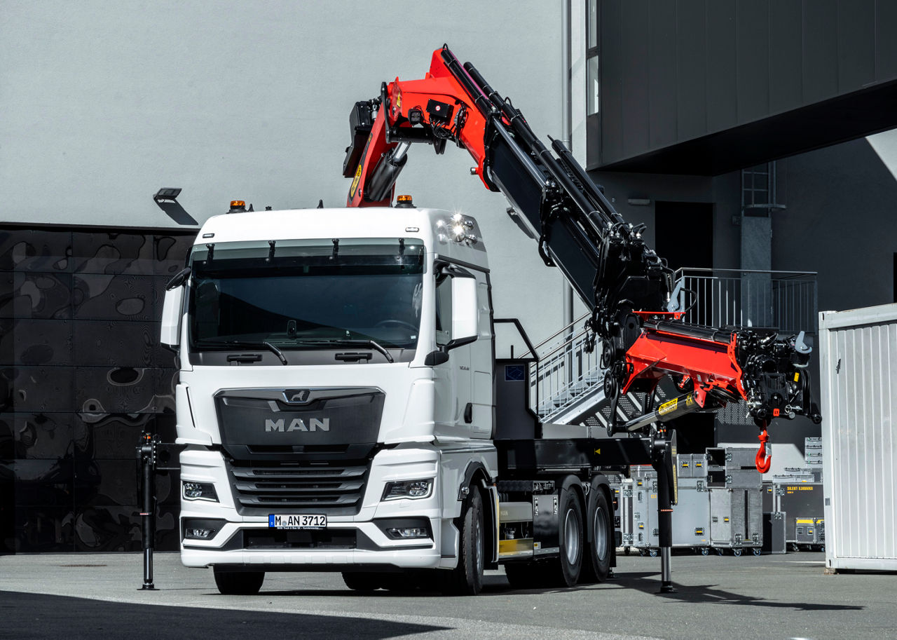 The new 10 ton front axle from MAN increases the load capacity and range of loading cranes when working at the front over the cab. A crane like this can lift 10 tons, which equates to an extra 650 kilograms at its maximum lifting height of 29.2 metres.DE: Die neue 10-Tonnen-Vorderachse von MAN erhöht die Tragkraft und Reichweite von Ladekränen bei der Arbeit nach vorne über das Fahrerhaus hinweg. Ein solcher Kran hebt 10 Tonnen, bei seiner maximalen Hubhöhe von 29,2 Metern sind es noch 650 Kilogramm.UK: The new 10 ton front axle from MAN increases the load capacity and range of loading cranes when working at the front over the cab. A crane like this can lift 10 tons, which equates to an extra 650 kilograms at its maximum lifting height of 29.2 metres.