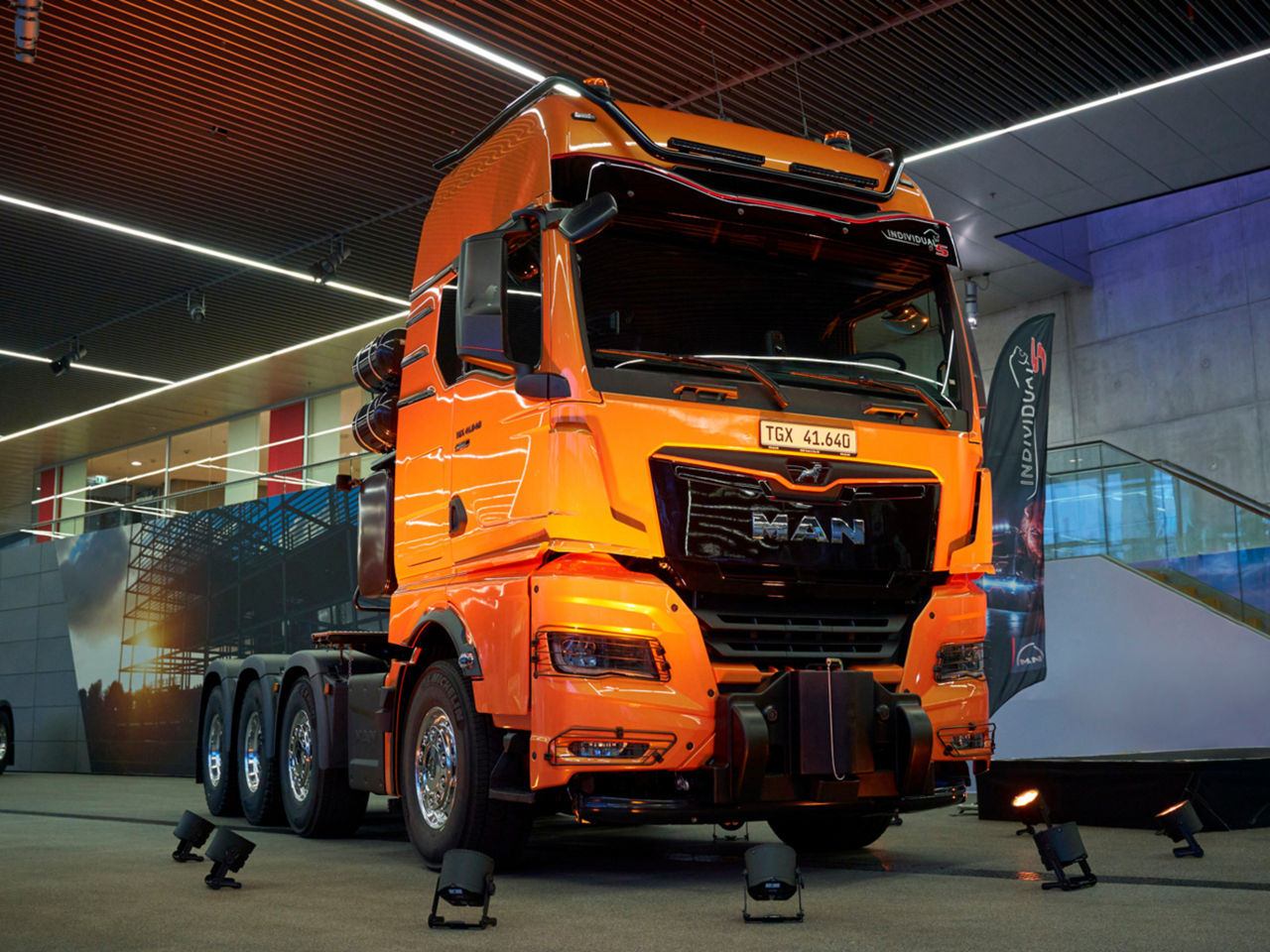 Oranžový MAN s plošinou v servisu