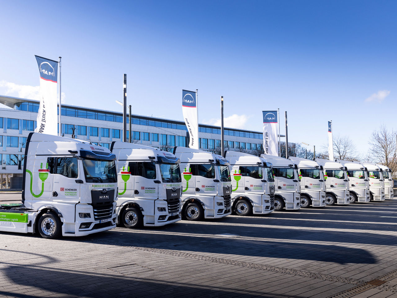 MAN eTGX, Übergabe von 10 Fahrzeugen an DB Schenker