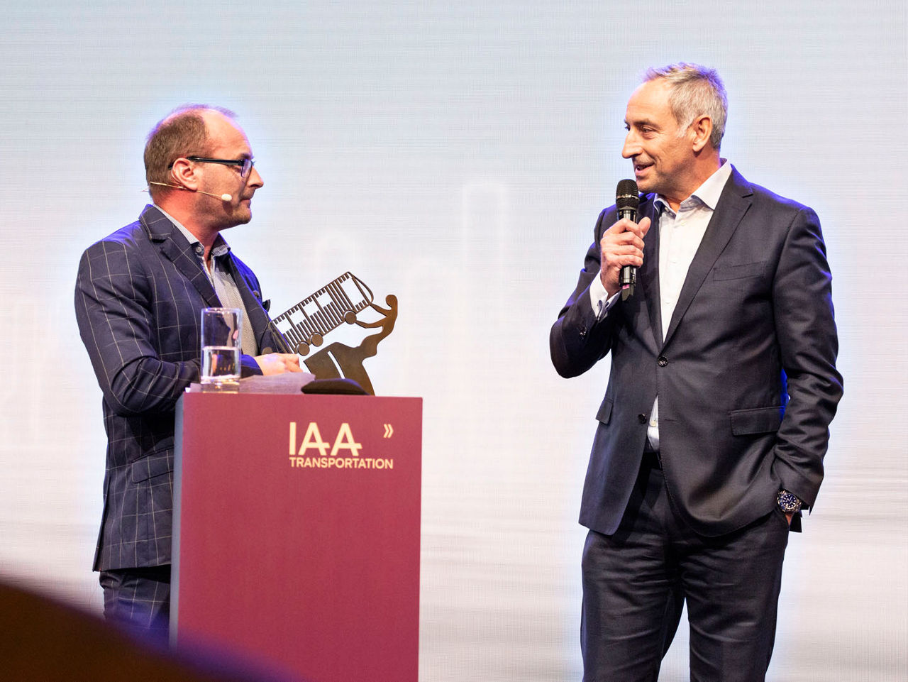 MAN Truck & Bus SE, Boty Award MAN Lion`s City E 2023 - Tom Terjesen (Boty Jurypräsident) mit/with Rudi Kuchta (Head of Business Unit Bus), 19.09.2022, IAA Transportation 2022