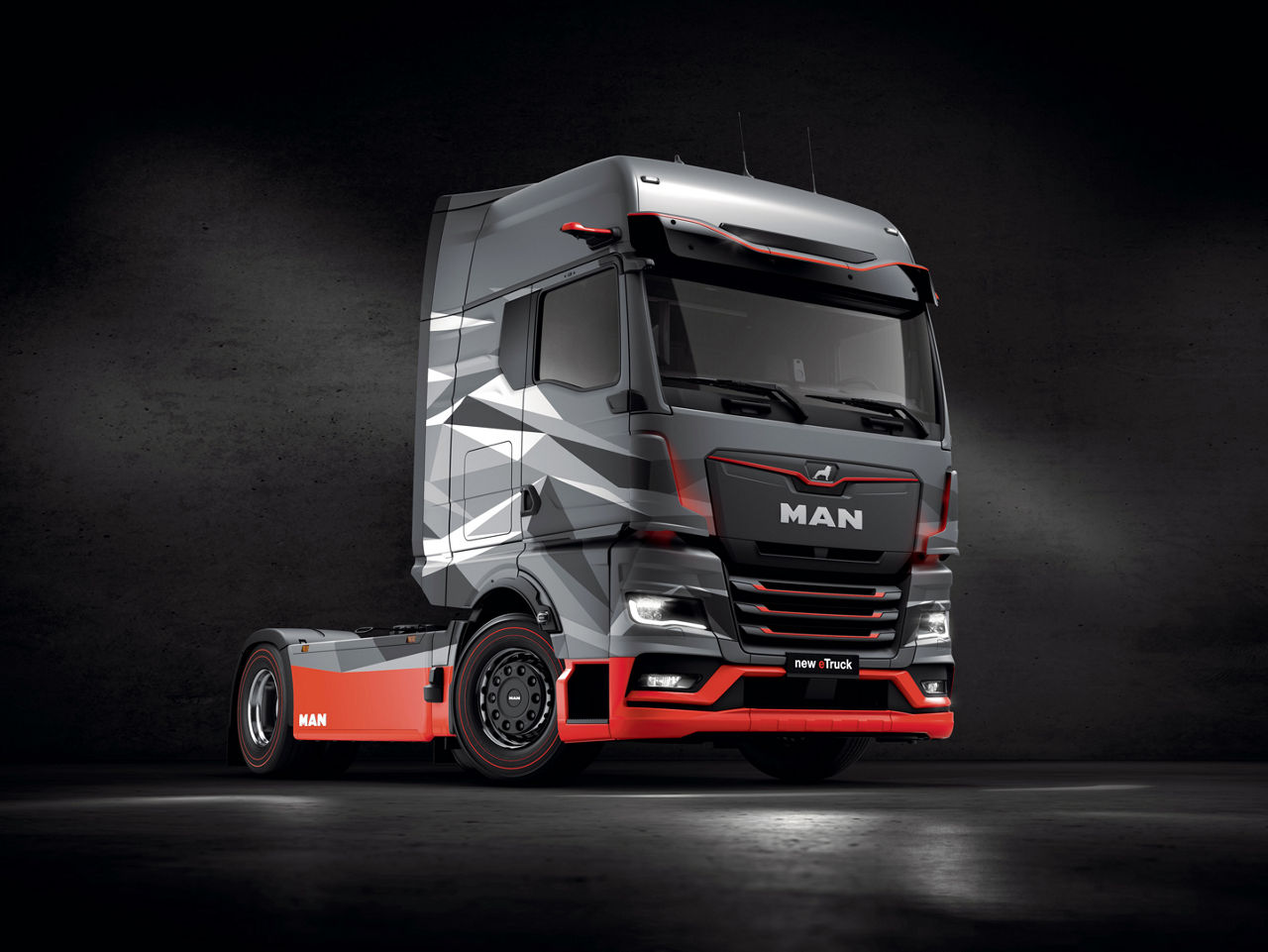 The near-production prototype of the MAN eTruck exhibited at the IAA Transportation 2022 provides a glimpse of the future emission-free battery-electric drive in long-distance transport vehicles from MAN.DE: Der auf der IAA Transportation 2022 ausgestellte seriennahe Prototyp des MAN eTruck gibt einen Ausblick auf den künftigen emissionsfreien batterrieelektrischen Antrieb in Fernverkehrsfahrzeugen von MAN.EN:The near-production prototype of the MAN eTruck exhibited at the IAA Transportation 2022 provides a glimpse of the future emission-free battery-electric drive in long-distance transport vehicles from MAN.