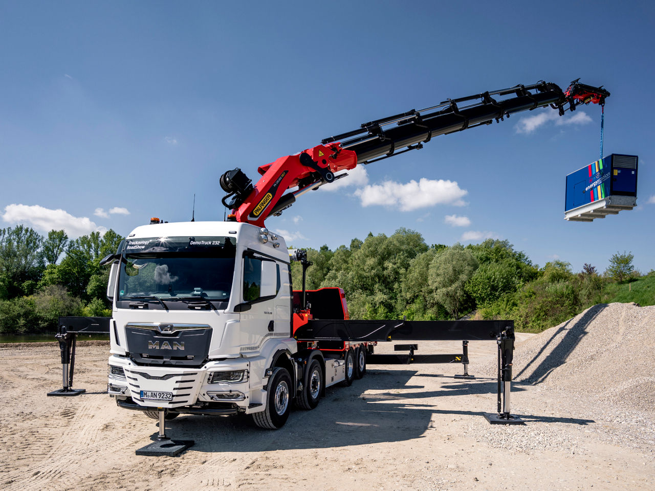 A Palfinger loading crane is installed on the MAN TGS 35.510 8x4H-6 BL with TM cab. Its range is 34.5 metres.DE: Auf dem MAN TGS MAN TGS 35.510 8x4H-6 BL mit TM-Fahrerhaus ist ein Ladekran von Palfinger aufgebaut. Seine Reichweite beträgt 34,5 Meter.EN: A Palfinger loading crane is installed on the MAN TGS 35.510 8x4H-6 BL with TM cab. Its range is 34.5 metres.