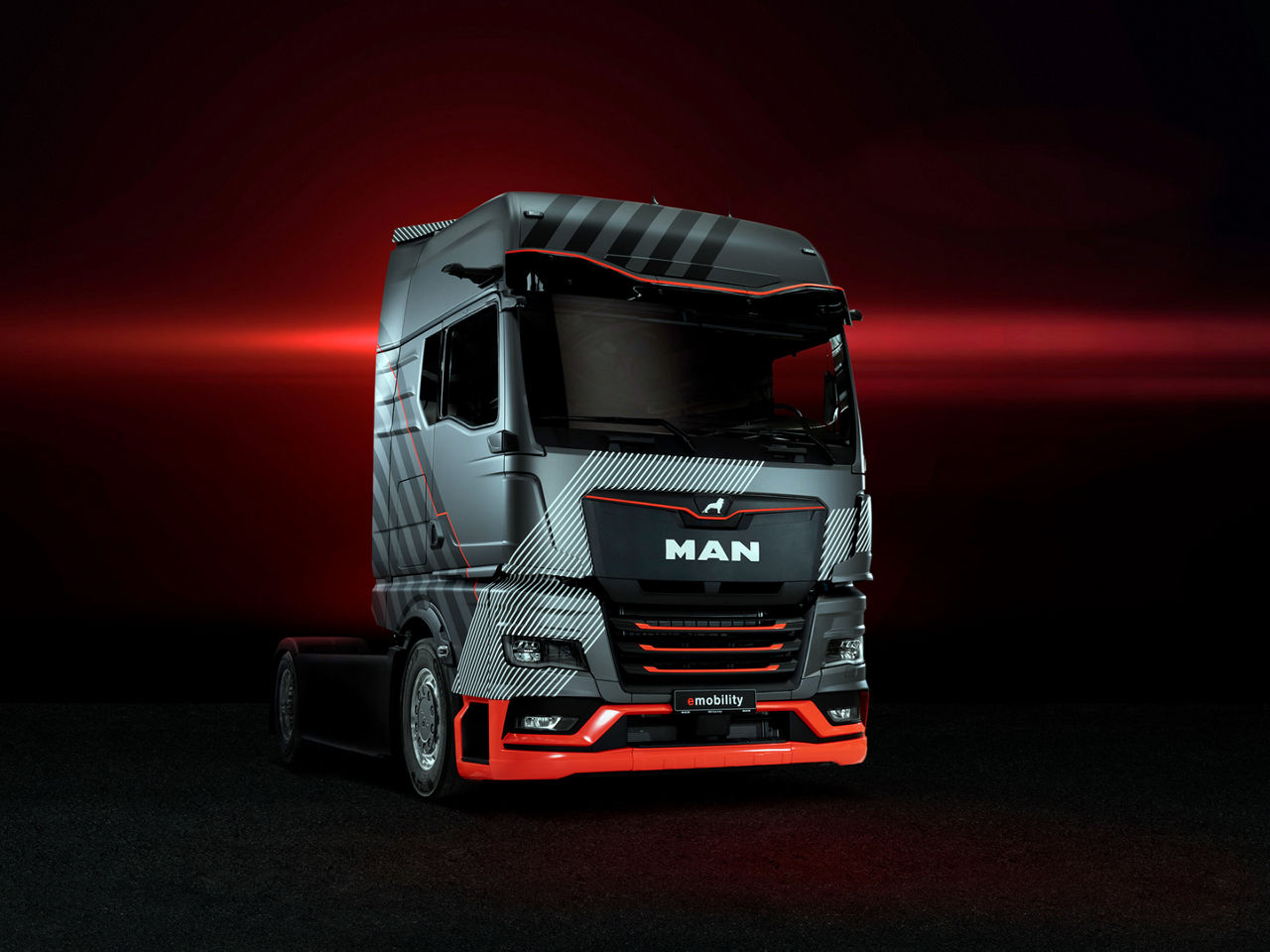 MAN beschleunigt Wandel zu Nullemissionsantrieben MAN Truck & Bus beschleunigt den Wandel hin zu emissionsfrei angetriebenen Nutzfahrzeugen. Der Beginn der Fertigung schwerer E-Trucks in München soll nun schon Anfang 2024 mit einer zeitnahen Auslieferung von zunächst 200 Einheiten erfolgen. Dies ist fast ein Jahr früher als ursprünglich geplant. Erstmals hat MAN heute (17.02.2022) in Nürnberg einen seriennahen Prototyp des neuen Elektro-Lkw der Öffentlichkeit vorgestellt.