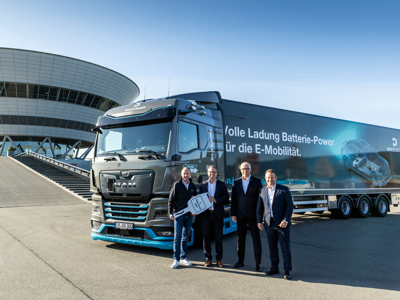 MAN eTGX in Leipzig, Fahrzeug-Übergabe vom Kunden Draexlmaier zu Porsche, vlnr: Karsten Wilhelm (Ltzg Produktion Draexlmaier);Dennis Affekt ( MAN Managing Dir. Sales Area Zentral) Friedrich Baumann (MAN Vorstand Betrieb) Gerd Rupp ( Porsche Vorsitzender GF Porsche Leipzig Gmbh)