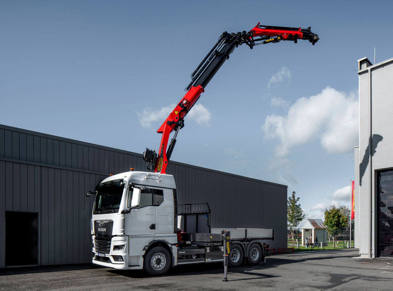 The MAN TGX 33.510 6x4 with GM cab has been fitted with a heavy duty loading crane with four supports by the body manufacturer; on the front of the crane and at the rear directly on the frame behind the rear axles.DE: Der MAN TGX 33.510 6x4 mit GM-Fahrerhaus erhielt vom Aufbauhersteller einen schweren Ladekran mit einer Vierfach-Abstützung: vorne am Kran und hinten direkt am Rahmen hinter den Hinterachsen.UK: The MAN TGX 33.510 6x4 with GM cab has been fitted with a heavy duty loading crane with four supports by the body manufacturer; on the front of the crane and at the rear directly on the frame behind the rear axles