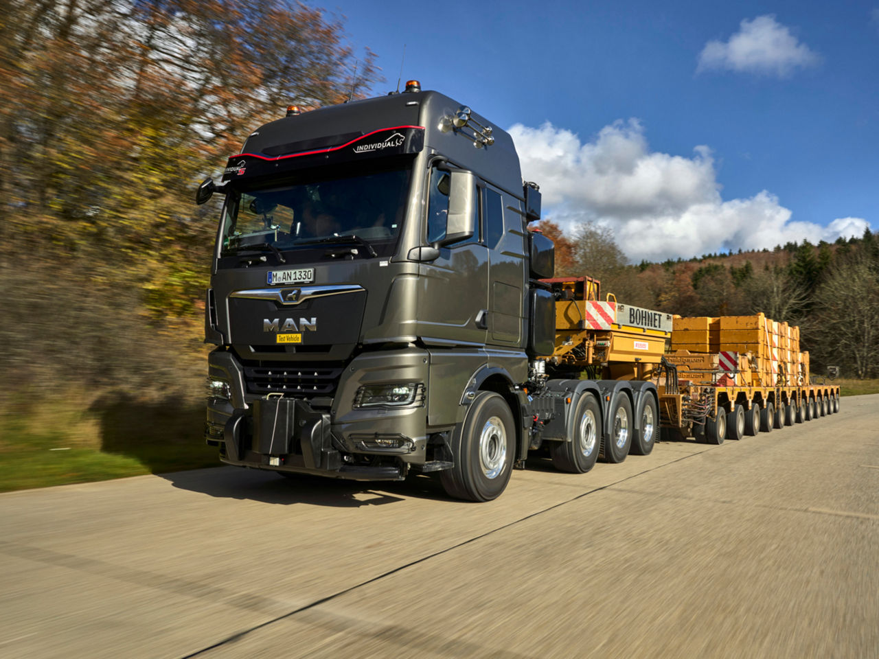 Nákladní vozidlo MAN s výsuvnou plošinou na silnici