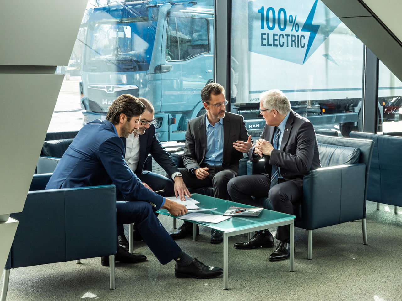 MAN eTGX, Übergabe von 10 Fahrzeugen an DB Schenker