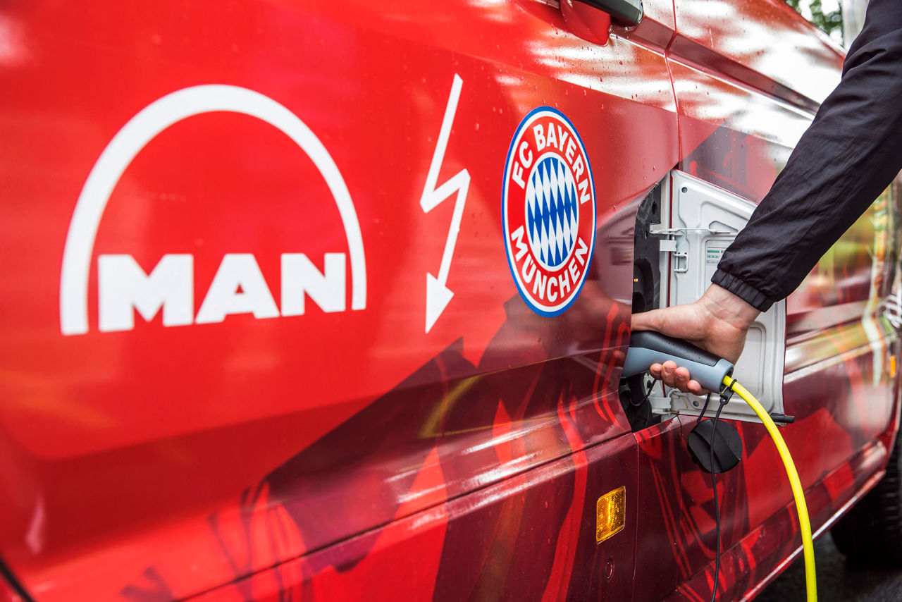 MAN TGE-e, MAN Ceo Göran Nyberg übergibt den e-Bus an Alexander Jung des FC Bayern München, am FCB Headquarter Saebener Str