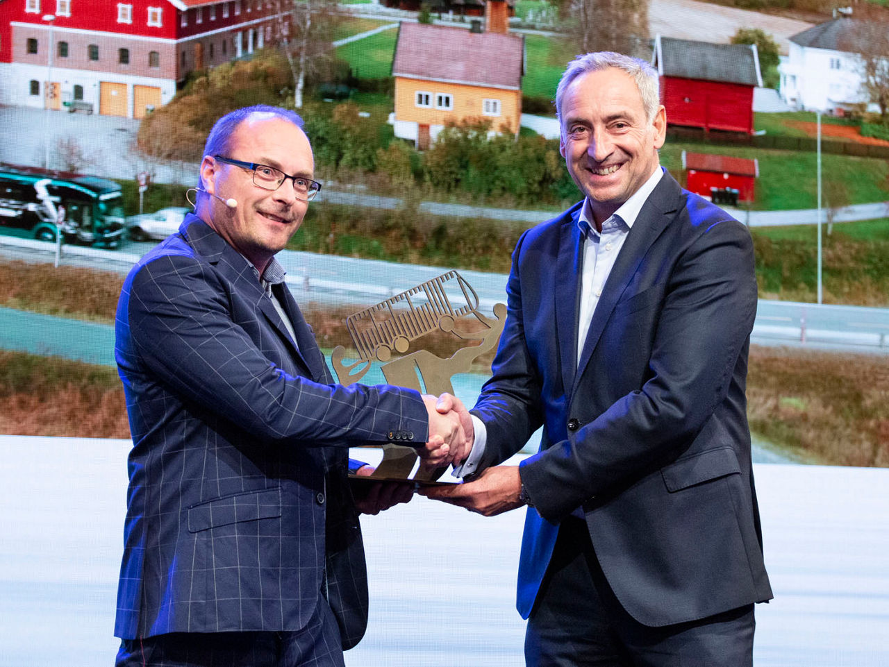 MAN Truck & Bus SE, Boty Award MAN Lion`s City E 2023 - Tom Terjesen (Boty Jurypräsident) mit/with Rudi Kuchta (Head of Business Unit Bus), 19.09.2022, IAA Transportation 2022
