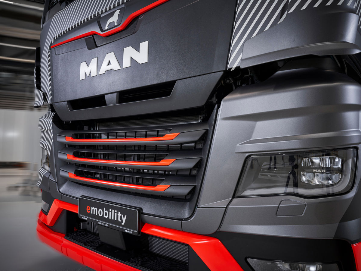 MAN beschleunigt Wandel zu Nullemissionsantrieben MAN Truck & Bus beschleunigt den Wandel hin zu emissionsfrei angetriebenen Nutzfahrzeugen. Der Beginn der Fertigung schwerer E-Trucks in München soll nun schon Anfang 2024 mit einer zeitnahen Auslieferung von zunächst 200 Einheiten erfolgen. Dies ist fast ein Jahr früher als ursprünglich geplant. Erstmals hat MAN heute (17.02.2022) in Nürnberg einen seriennahen Prototyp des neuen Elektro-Lkw der Öffentlichkeit vorgestellt.