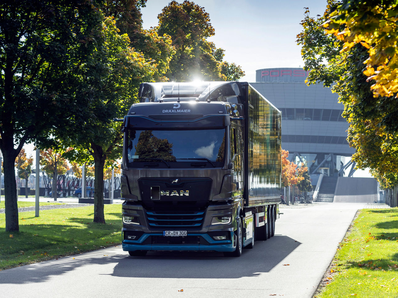 MAN eTGX in Leipzig, Fahrzeug-Übergabe vom Kunden Draexlmaier zu Porsche