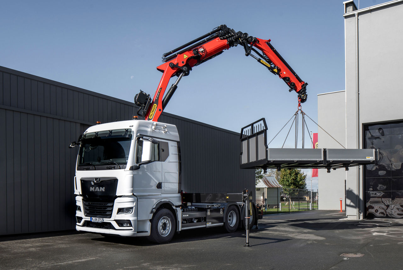 Large loading cranes with a long reach lift heavy loads. MAN offers chassis designs with industry-specific features such as the MAN TGX 33.510 6x4 with 10-ton front axle.DE: Schwere Lasten heben große Ladekräne mit großer Ausladung. MAN bietet dafür branchengerecht ausgestattete Fahrgestelle wie den MAN TGX 33.510 6x4 mit 10-Tonnen-Vorderachse.UK: Large loading cranes with a long reach lift heavy loads. MAN offers chassis designs with industry-specific features such as the MAN TGX 33.510 6x4 with 10-ton front axle.