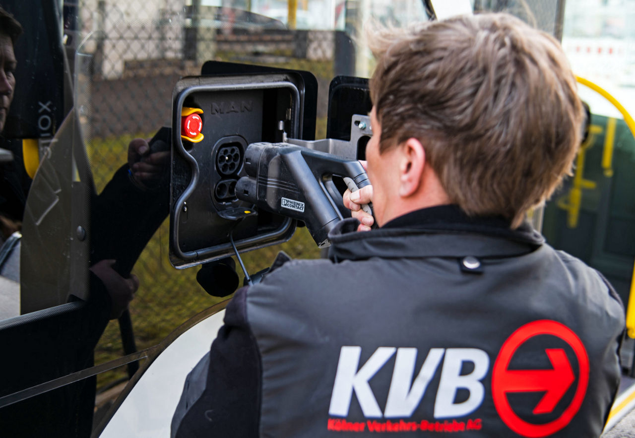 03-Prv-kbov-e-bus-MAN-jazd-v-Kolne.jpg