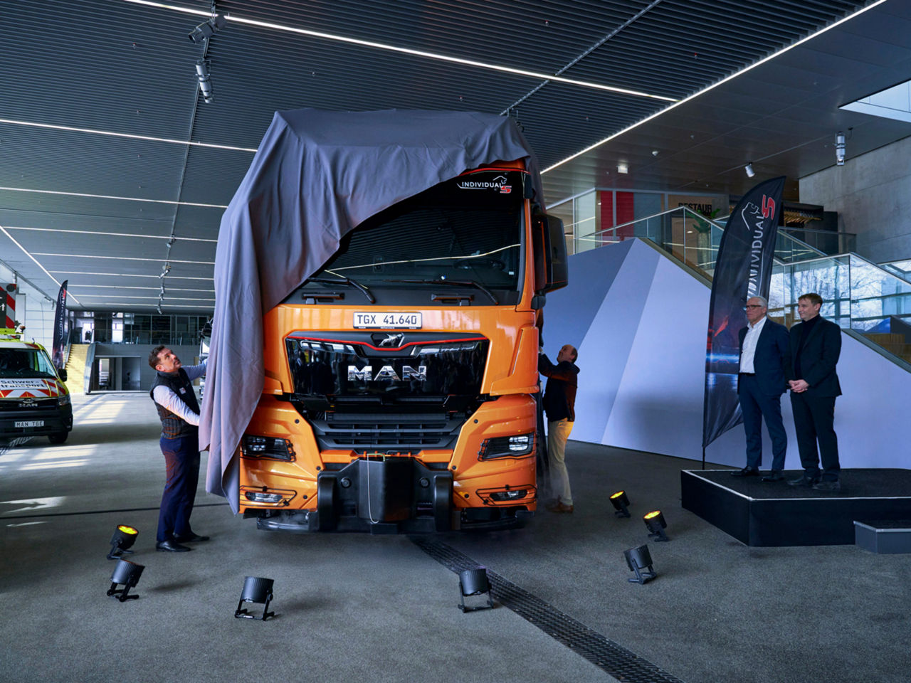 Nákladní vozidlo MAN s posuvnou korbou v servisu