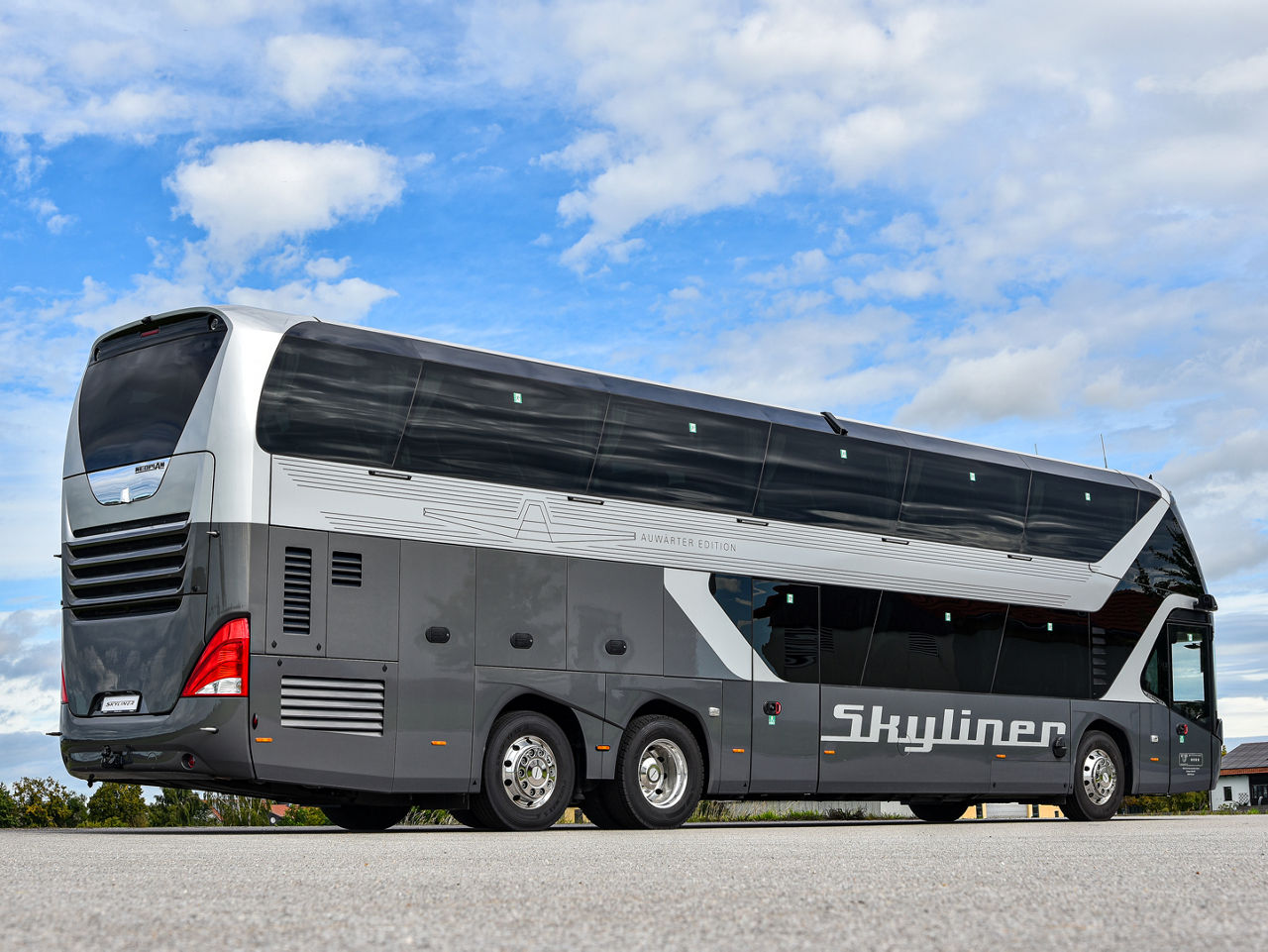 Dvoupatrový autokar MAN Skyliner na parkovišti.