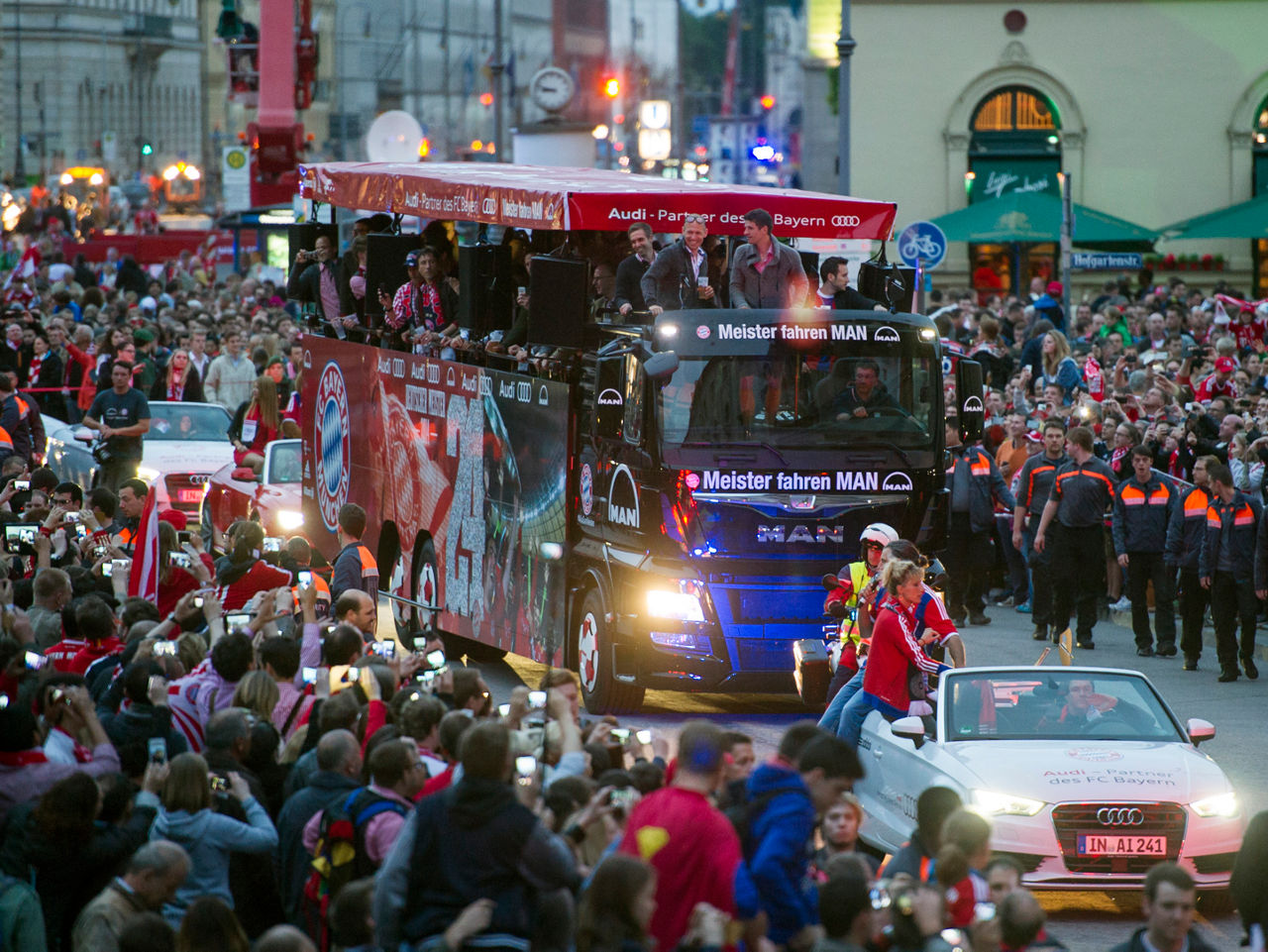 MAN Cabrio-Truck beim Meisterkorso des FC Bayern München am 10. Mai 2014 in München.MAN Champions Truck during the championship parade of FC Bayern Muenchen on May 10, 2014 in Munich.