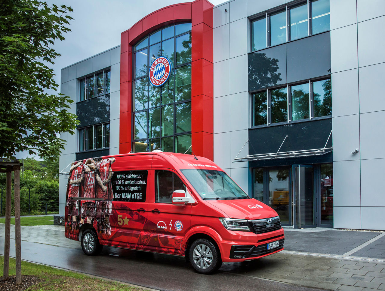 MAN TGE-e, MAN Ceo Göran Nyberg übergibt den e-Bus an Alexander Jung des FC Bayern München, am FCB Headquarter Saebener Str