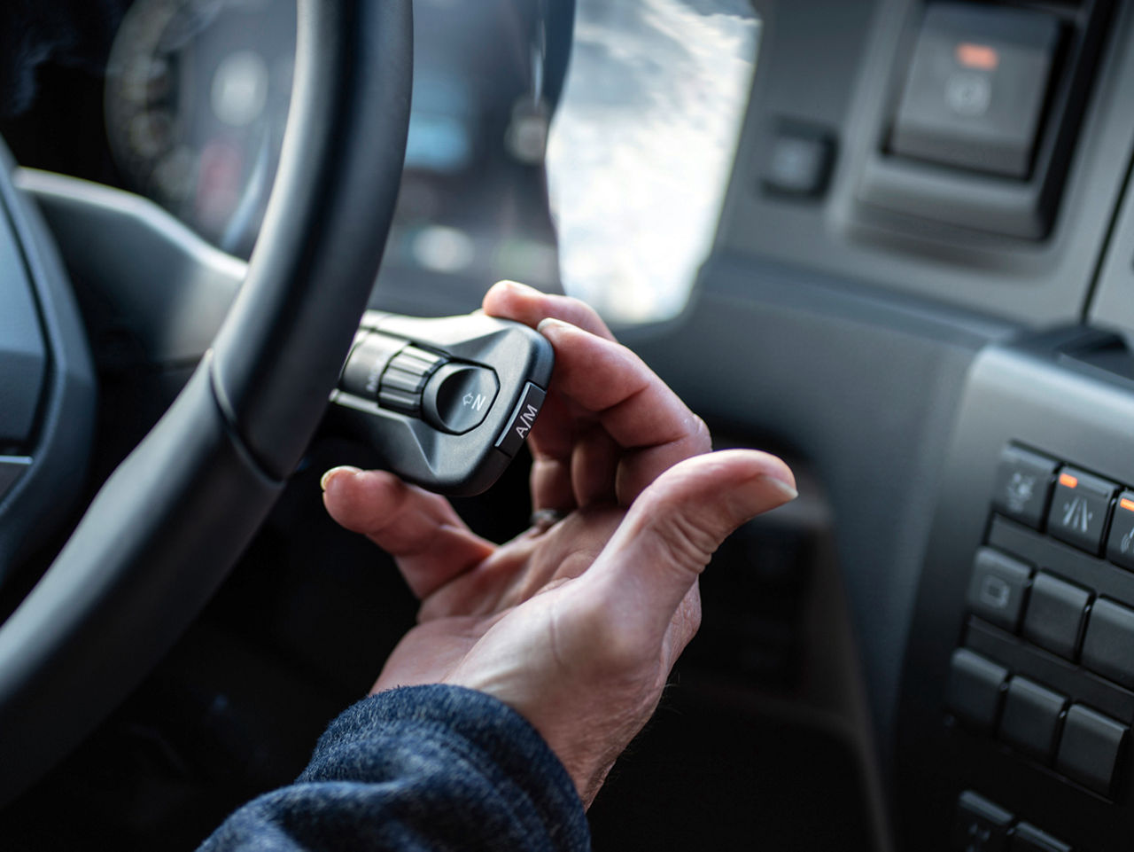 On the new TG series, the transmission is operated by the right-hand steering column lever.Die Getriebebedienung liegt bei der neuen TG-Baureihe im rechten Lenkstockhebel.