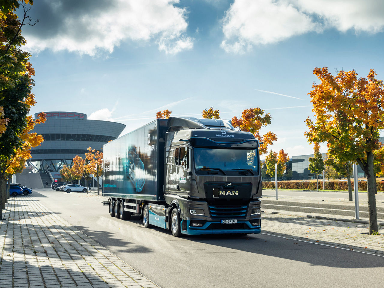 MAN eTGX in Leipzig, Fahrzeug-Übergabe vom Kunden Draexlmaier zu Porsche
