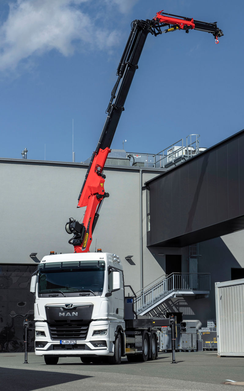 The international market for high performance loading cranes is continuously growing. MAN offers industry-specific prepared chassis designs with its new TGS and TGX series. These include a front axle with a 10 ton load capacity. The international market for high performance loading cranes is continuously growing. MAN offers industry-specific prepared chassis designs with its new TGS and TGX series. These include a front axle with a 10 ton load capacity.