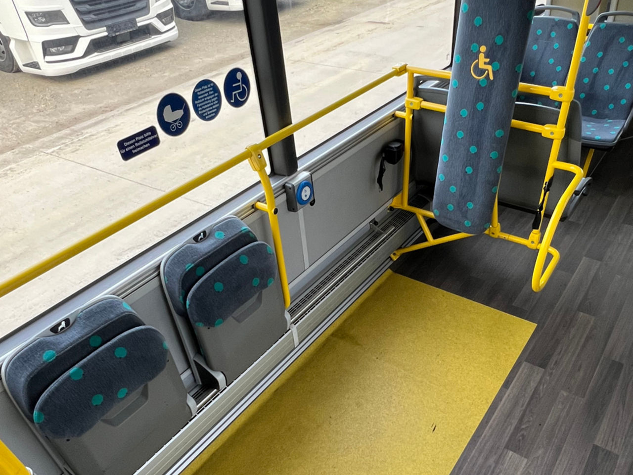 Núdzové sedadlá a miesto pre invalidný vozík v autobuse MAN