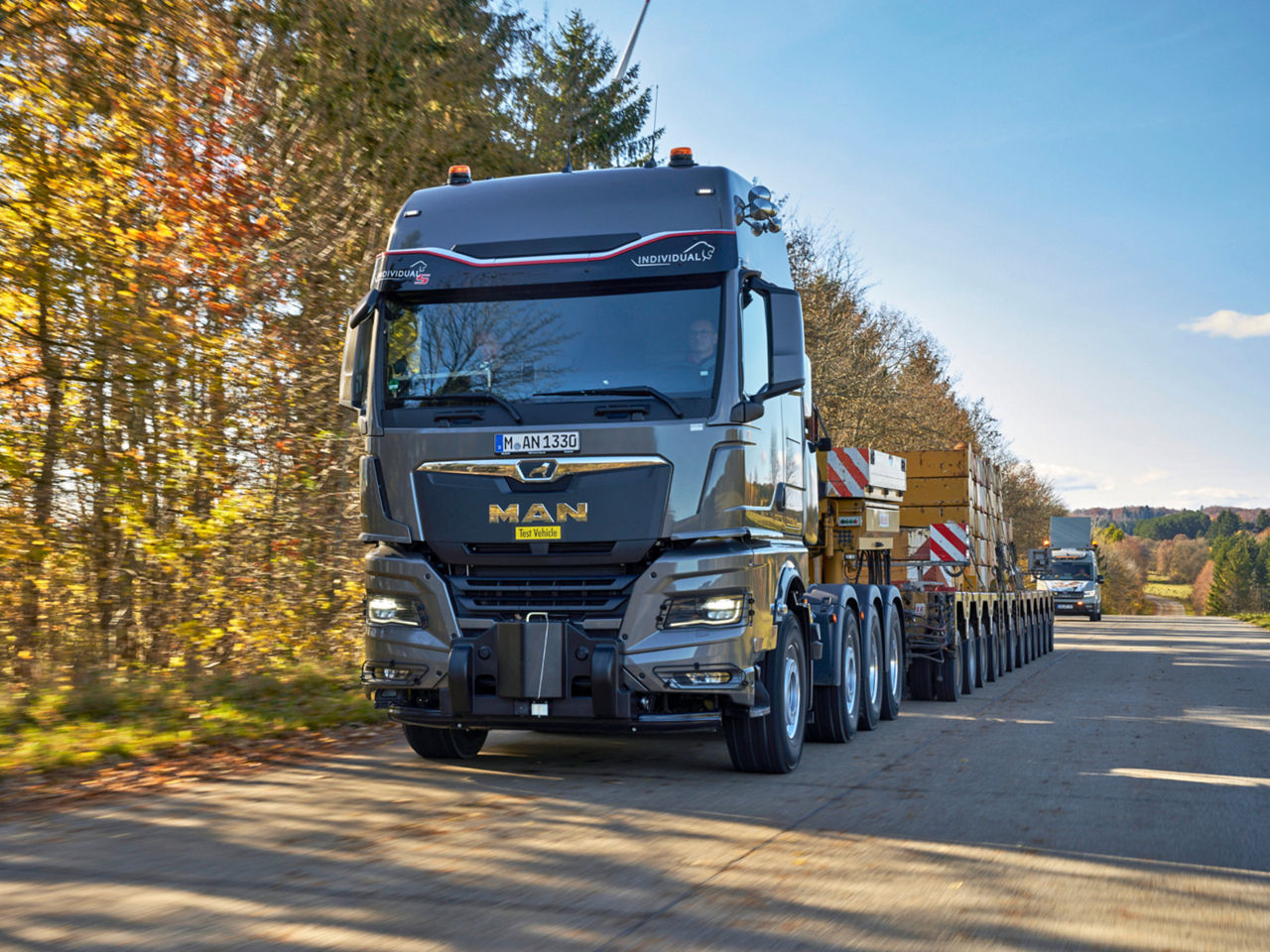 Nákladní vozidlo MAN s výsuvnou plošinou na silnici