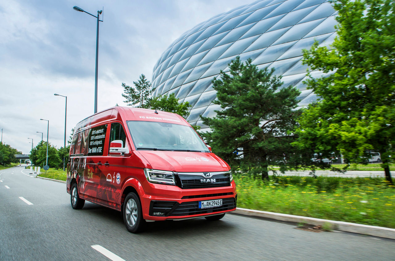 MAN TGE-e, MAN Ceo Göran Nyberg übergibt den e-Bus an Alexander Jung des FC Bayern München, am FCB Headquarter Saebener Str
