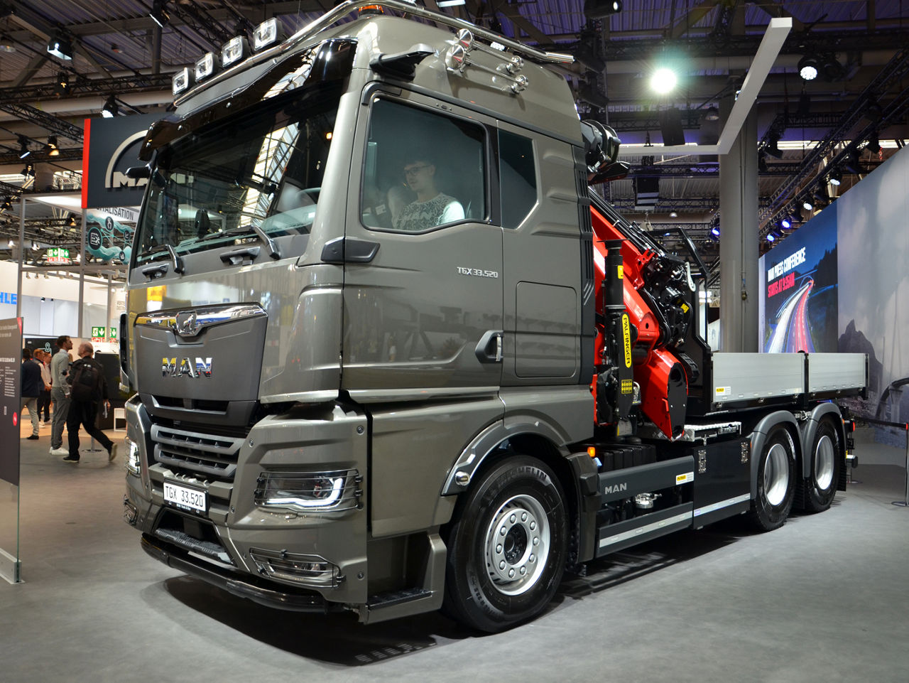 05-MAN-na-IAA2022-TGX-33.520-6x4-BL-CH.jpg
