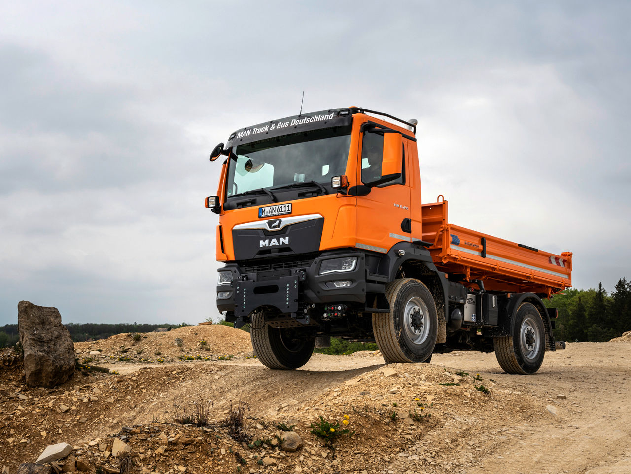At 3,050 millimetres, the all-wheel drive MAN TGM 13.390 4x4 BL sets itself apart with its extremely short wheelbase. For winter service, it is equipped with a front mounting plate and raised winter-service lighting.DE: Den kürzesten Radstand von 3050 Millimetern zeichnet den allradangetriebenen MAN TGM 13.390 4x4 BL aus. Für den Winterdienst ist er mit einer Frontanbauplatte und hochgesetzter Winterdienstbeleuchtung ausgestattet.EN: At 3,050 millimetres, the all-wheel drive MAN TGM 13.390 4x4 BL sets itself apart with its extremely short wheelbase. For winter service, it is equipped with a front mounting plate and raised winter-service lighting.