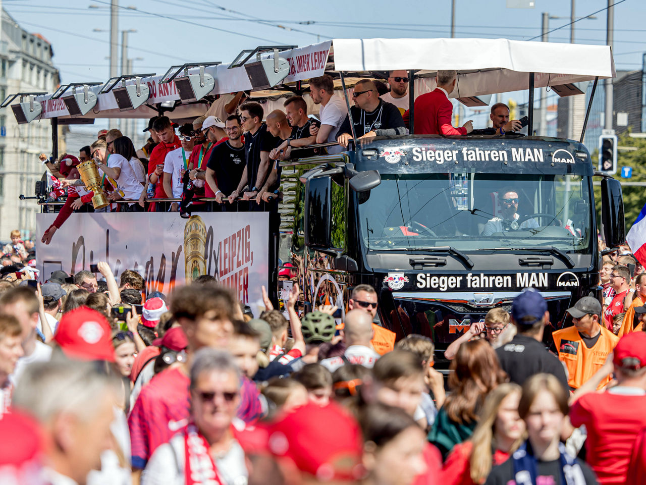Das Team von RB Leipzig faehrt mit einem Autokorso vom neuen Rathaus der Stadt zur Festwiese und werden dabei von tausenden von Fans begleitet. Autokorso RB Leipzig nach dem DFB-Pokalfinale 2023 gegen Eintracht Frankfurt. 4. Juni 2023 / Leipzig Sachsen. Autokorso RB Leipzig / Pokalfinale 2023 *** The team of RB Leipzig drives with a motorcade from the new city hall of the city to the festival meadow and are accompanied by thousands of fans motorcade RB Leipzig after the DFB Cup Final 2023 against Eintracht Frankfurt 4 June 2023 Leipzig Saxony motorcade RB Leipzig Cup Final 2023