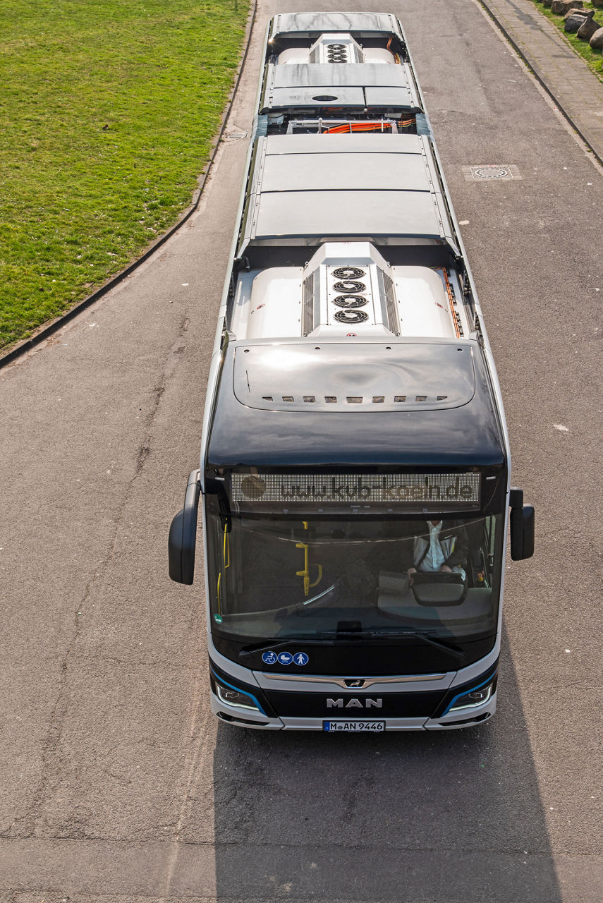 06-Prv-kbov-e-bus-MAN-jazd-v-Kolne.jpg