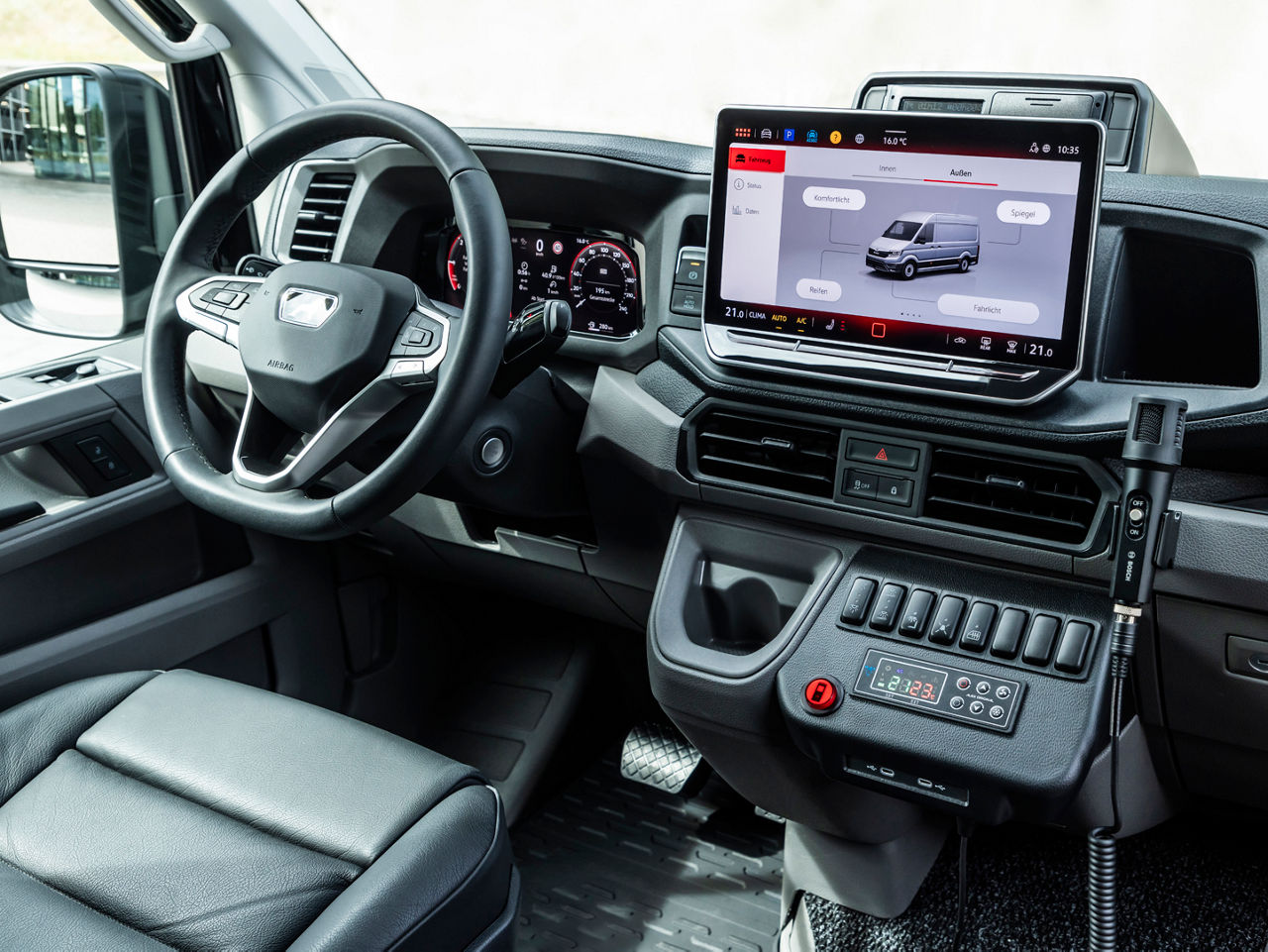 Interiér kabiny MAN TGE s moderním dotykovým displejem.