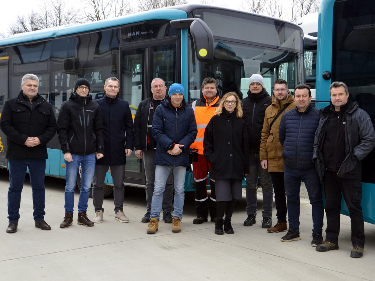 Všetci zamestnanci pred autobusmi MAN