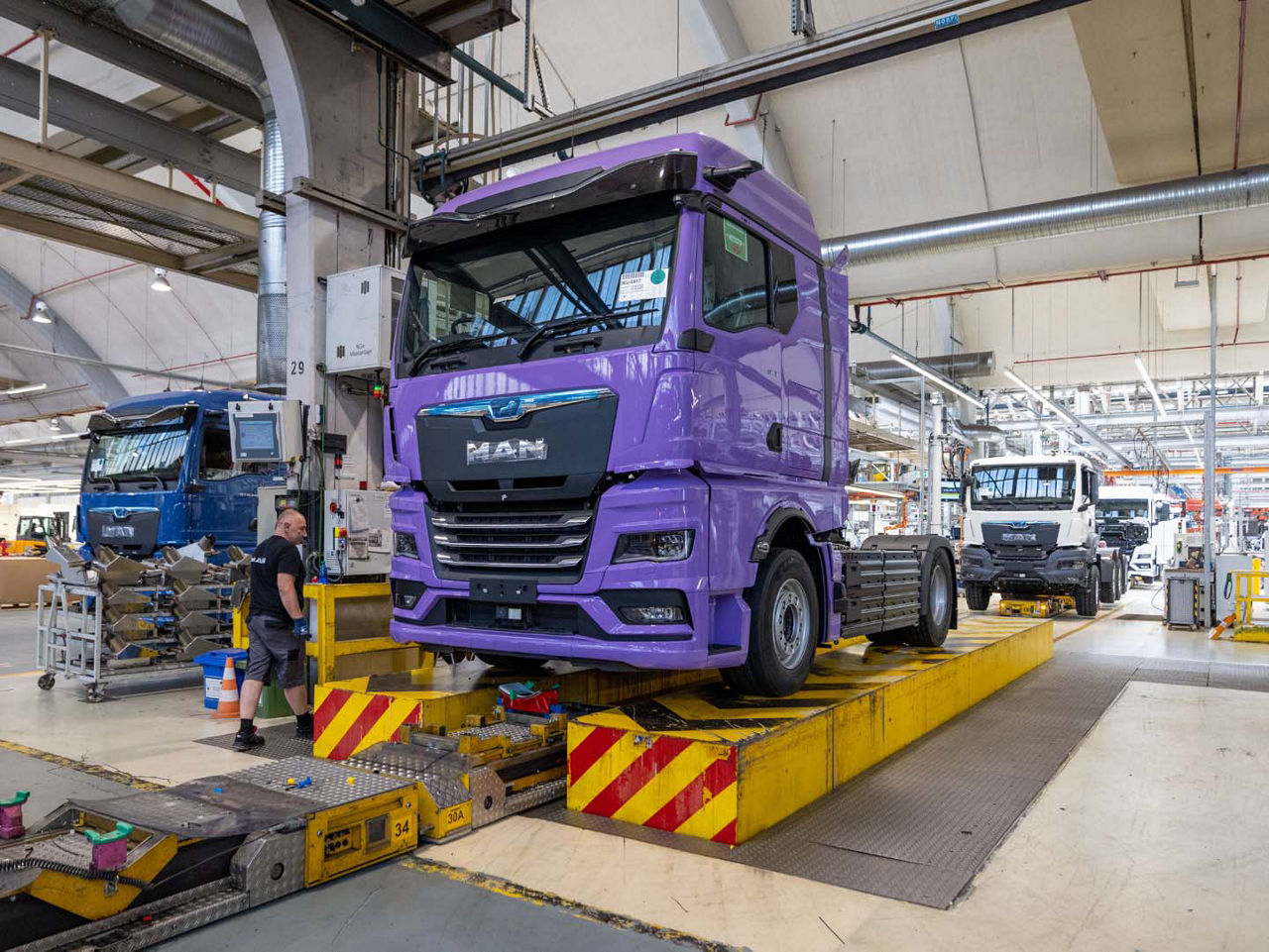 08-MAN-tartuje-sriov-vrobu-e-truckov.jpg
