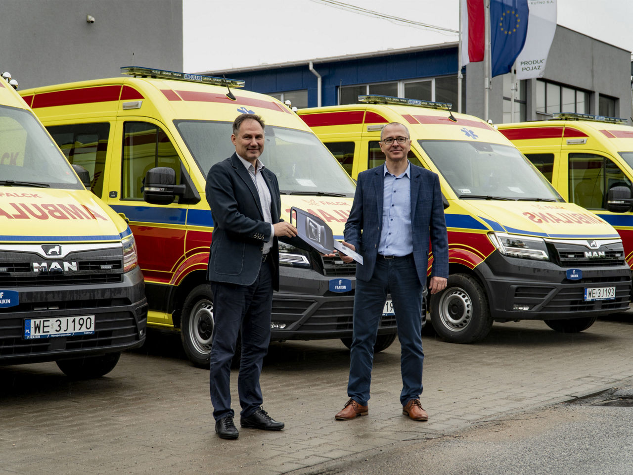 Uroczyste przekazanie symbolicznego klucza do ambulansów, po lewej Grzegorz Rogalewicz, dyrektor do spraw sprzedaży samochodów dostawczych w MAN Truck & Bus Polska obok Leszek Piórkowski, dyrektor ds. technicznych w Falck Medycyna