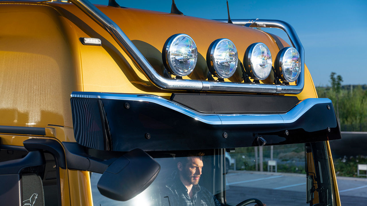 Designová sluneční clona, s aerodynamickou optimalizací