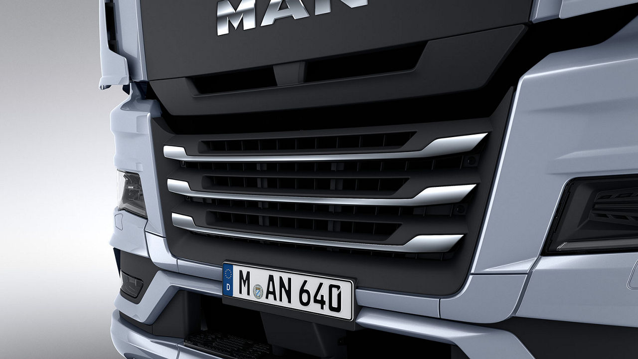 Chromovaná aplikace na mřížce chladiče nákladního automobilu MAN