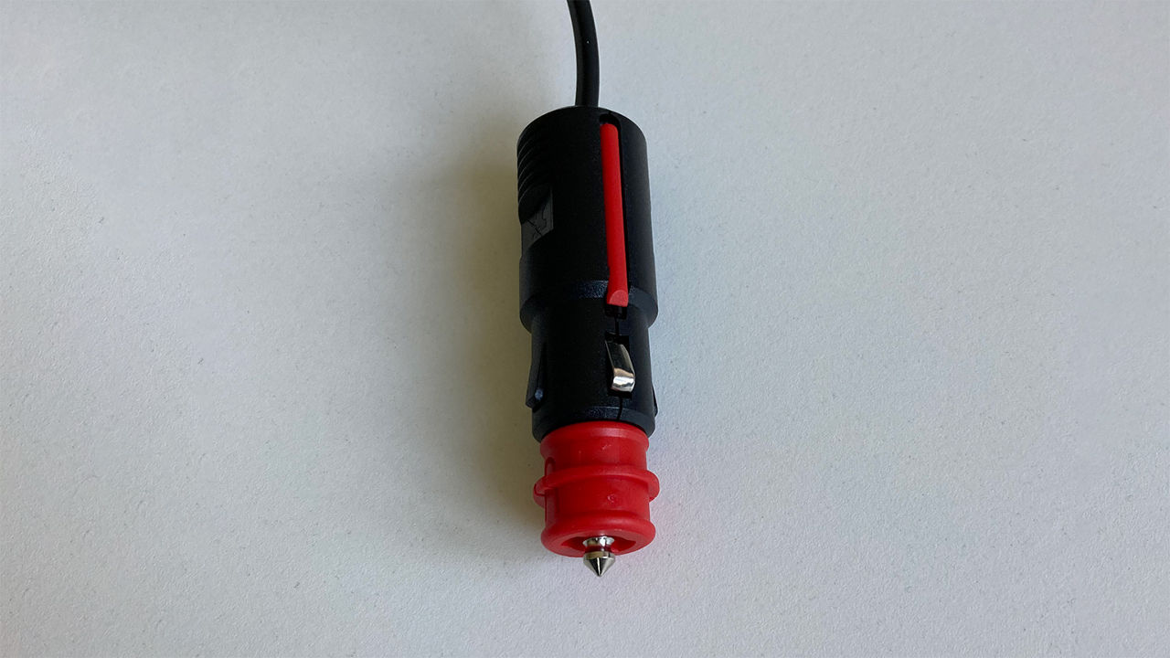 Univerzální bezpečnostní zástrčka se šroubovacím odlehčením tahu