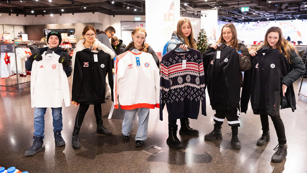 Children with gifts from the FC Bayern München shop