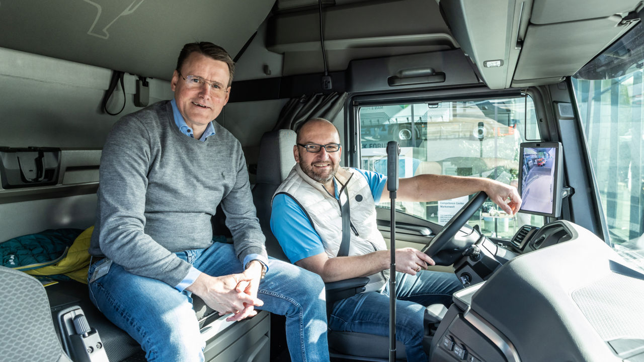 Zwei renommierte Journalisten stehen vor dem neuen eTGX