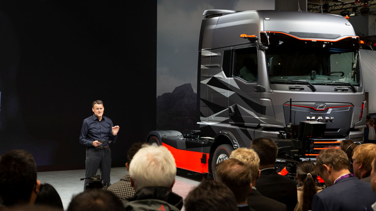 Alexander Vlaskamp steht auf einer Bühne vor Menschen