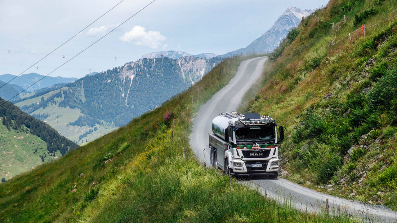 MAN Truck fährt im Berchtesgadener Land