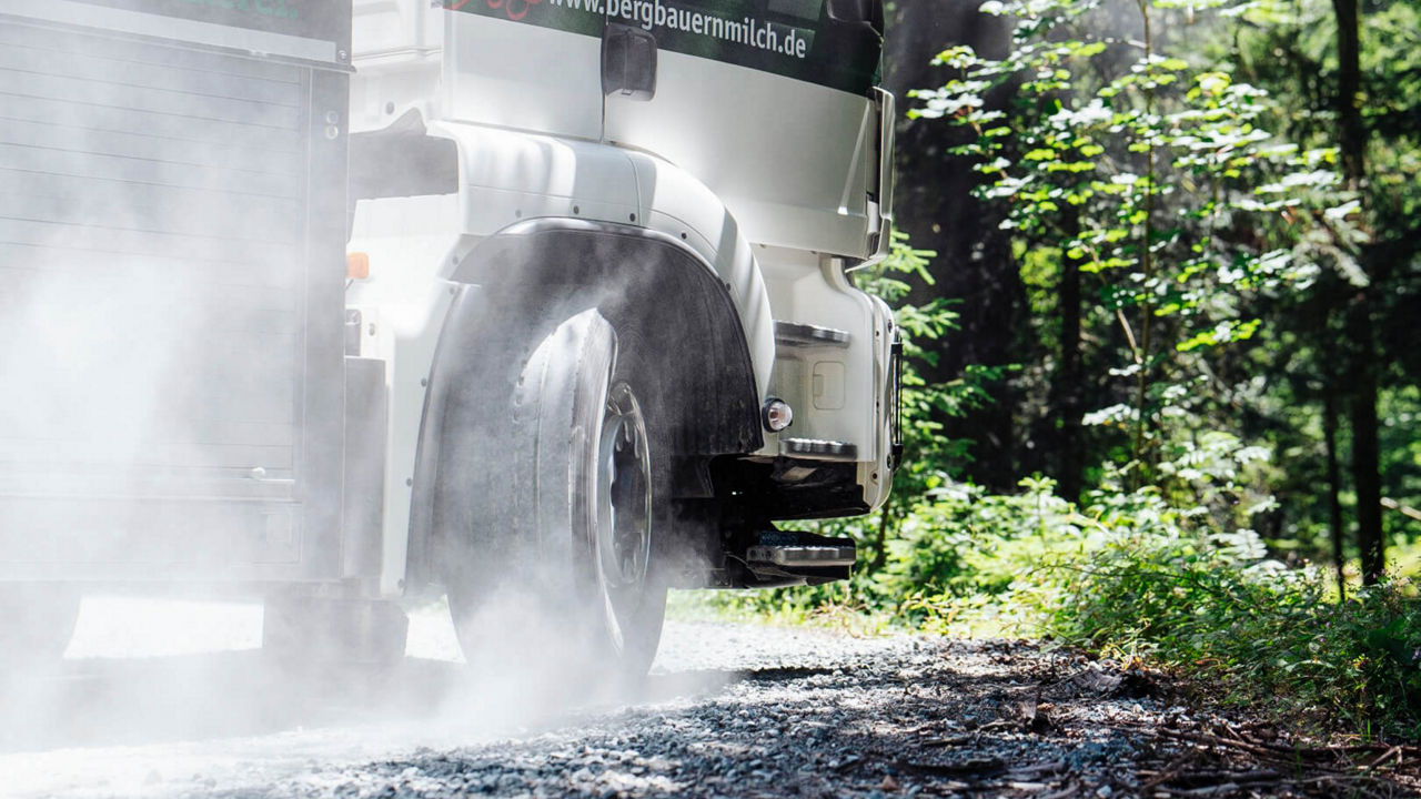 Detailaufnahme des Almtrucks in der Kurve