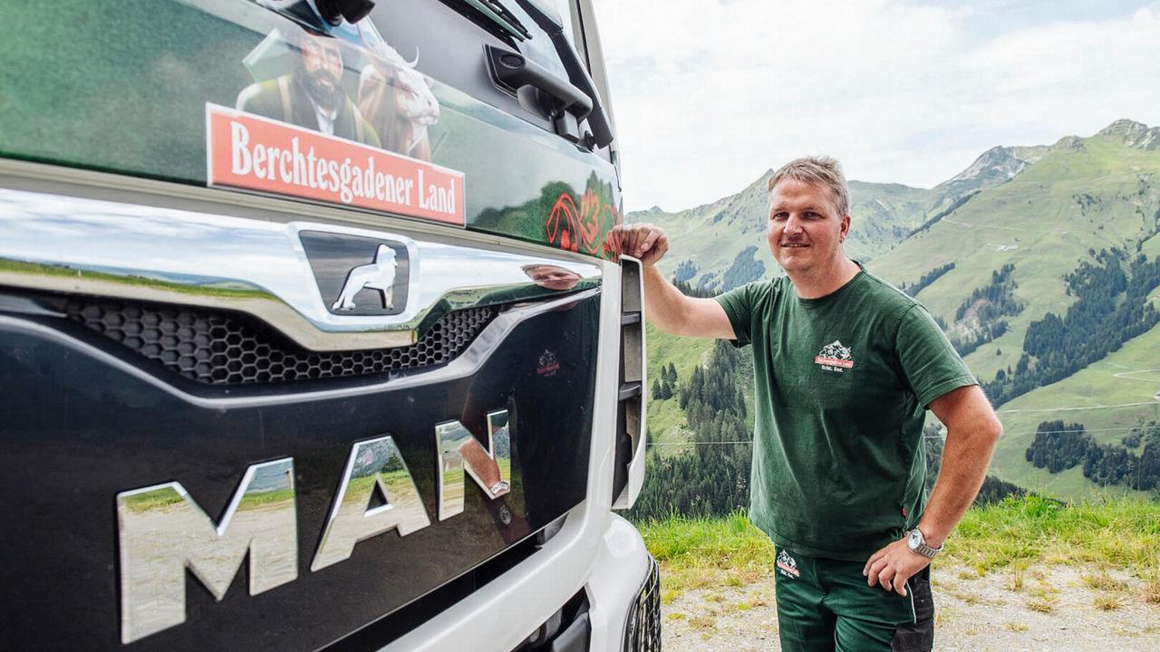 Der Fahrer vor seinem Almtruck