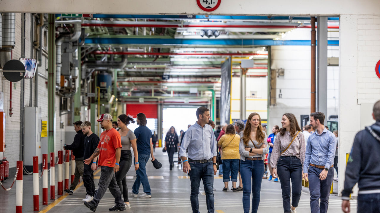Menschen laufen durch das Werk von MAN