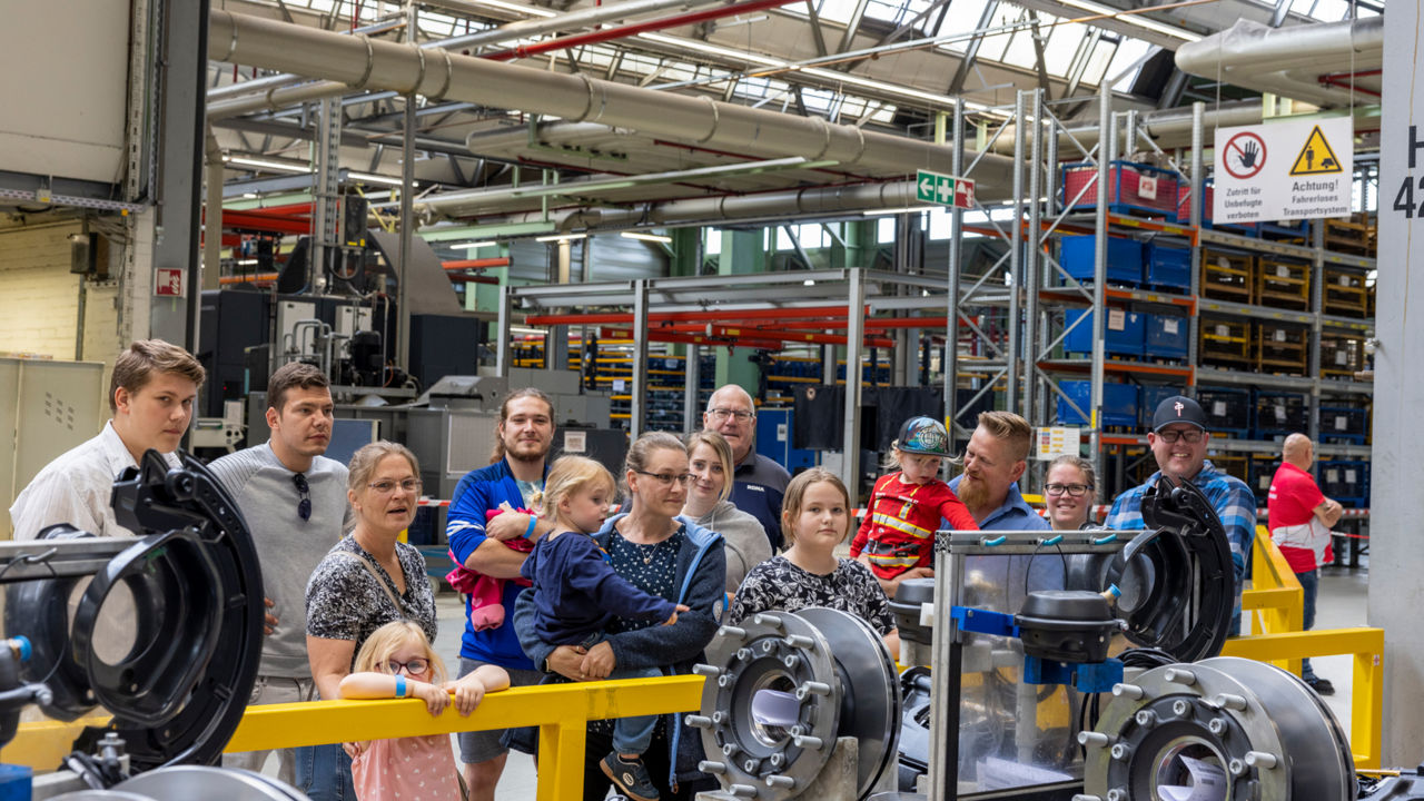 Menschen stehen vor Maschinen in einem Werk von MAN